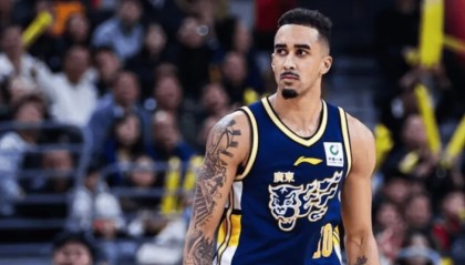 奎因半场10中2，三分5中0得到4分3篮板4助攻1抢断1盖帽