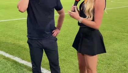 矿工队主教练图兰接受美女记者采访全程目光闪躲 视频引发海外热议