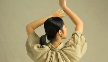 默契十足！梅西全程背对球门，随后脚后跟做球助攻苏亚雷斯